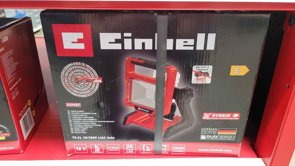 Arbeitsscheinwerfer im Test: Auf dem Originalkarton eines Geräts stehen Informationen zum Inhalt und zur Verwendung.