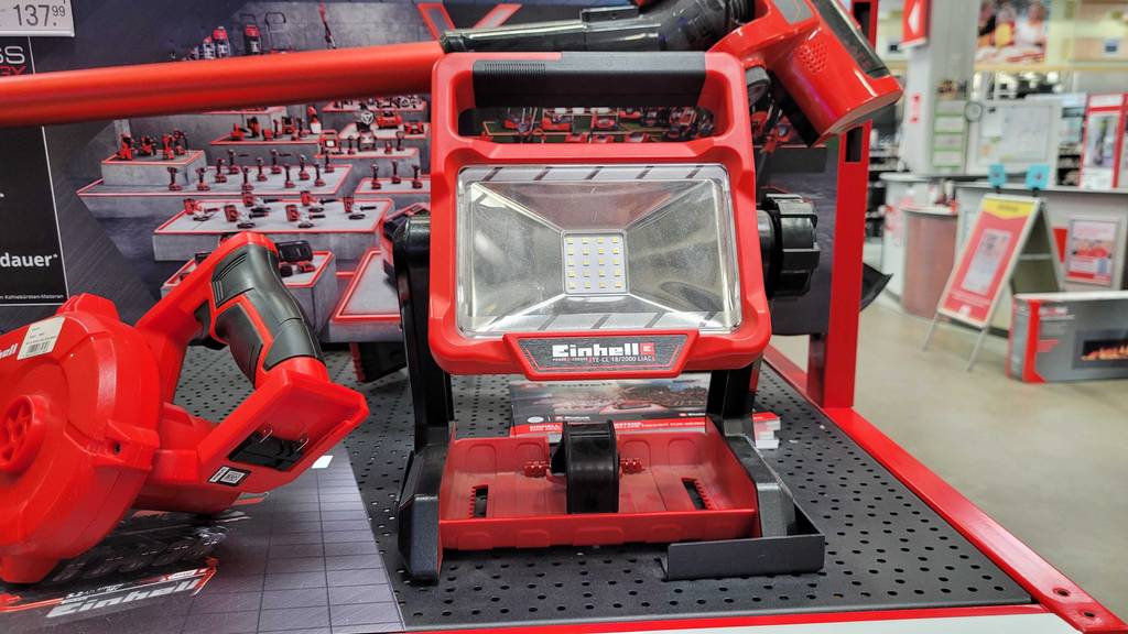 Im Test: Frontansicht eines Arbeitsscheinwerfers.