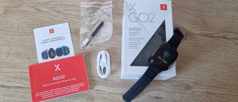 Der Verpackungsinhalt einer getesteten Kinder-Smartwatch: Armbanduhr, Kabel, Handbuch etc. 