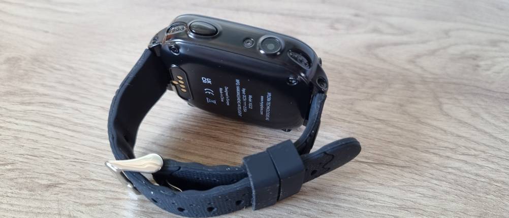 Close-up der Rückseite und des Armbandes einer Kinder-Smartwatch im Test.