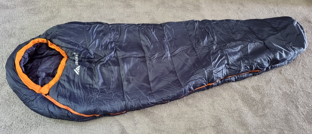 Schlafsack-Test: Ein ausgebreiteter, dunkelblauer Schlafsack liegt auf dem Boden. 