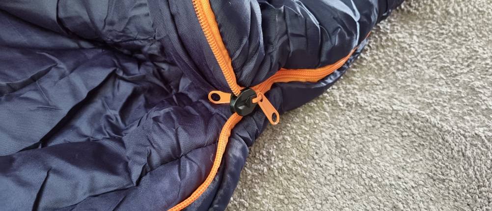 Schlafsack-Test: Close-up vom Reißverschluss eines Schlafsacks.