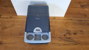 Eine graue, elektrische AEG-Kühlbox steht auf dem Boden im Test. 