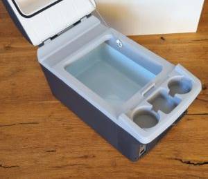 Eine geöffnete, elektrische Kühlbox im Test.