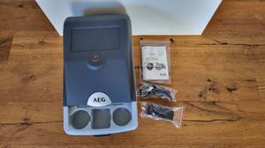 Ein elektrische AEG-Kühlbox mitsamt Zubehör und Handbuch im Test. 