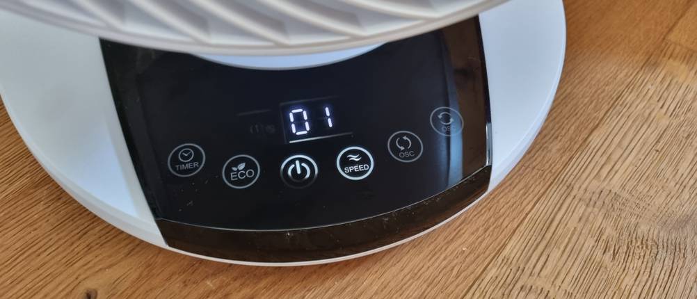 Das Display eines leisen Ventilators zeigt verschiedene Funktionen an. 