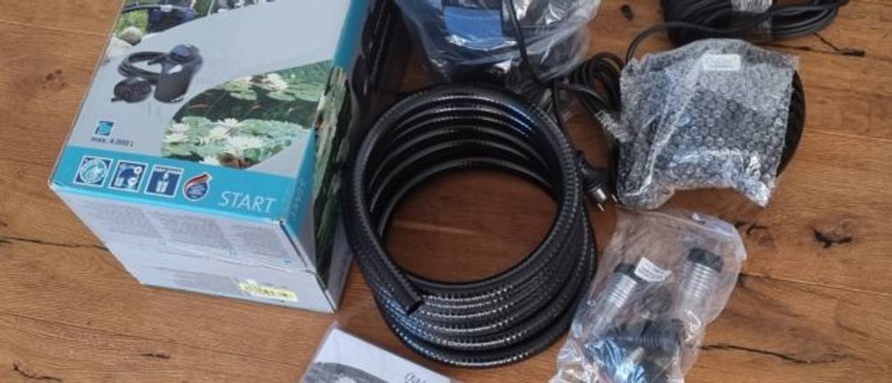 Der Inhalt einer Teichfilter Verpackung: Schläuche, Kabel, Handbuch, etc. 