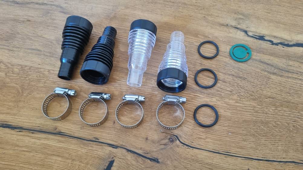 Zubehör eines Teichfilters: Verschiedene Ringe und Filter. 
