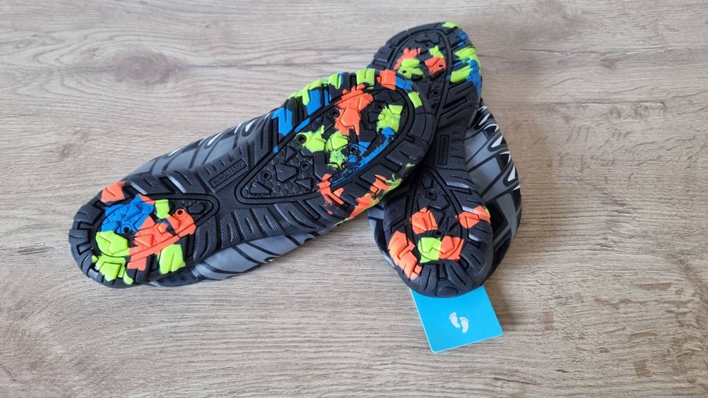 Bunte Sohlen eines Badeschuhen Paares. 