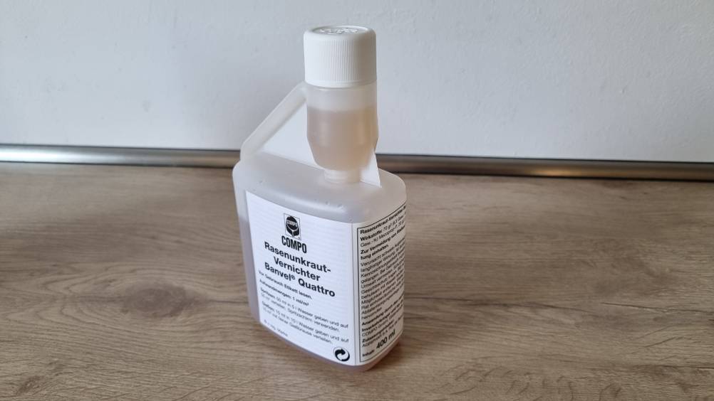 Eine weiße Unkrautvernichter-Verpackung im Test. 