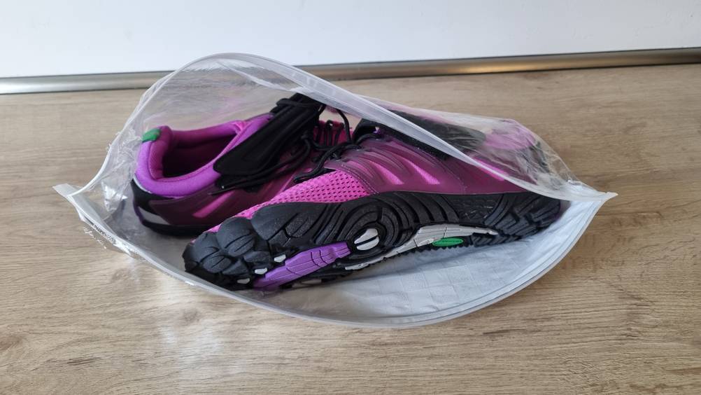 Ein getestetes Barfußschuhe-Paar in einer durchsichtigen Verpackung. 