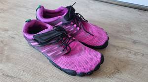 Ein Paar Barfußschuhe in Pink. 