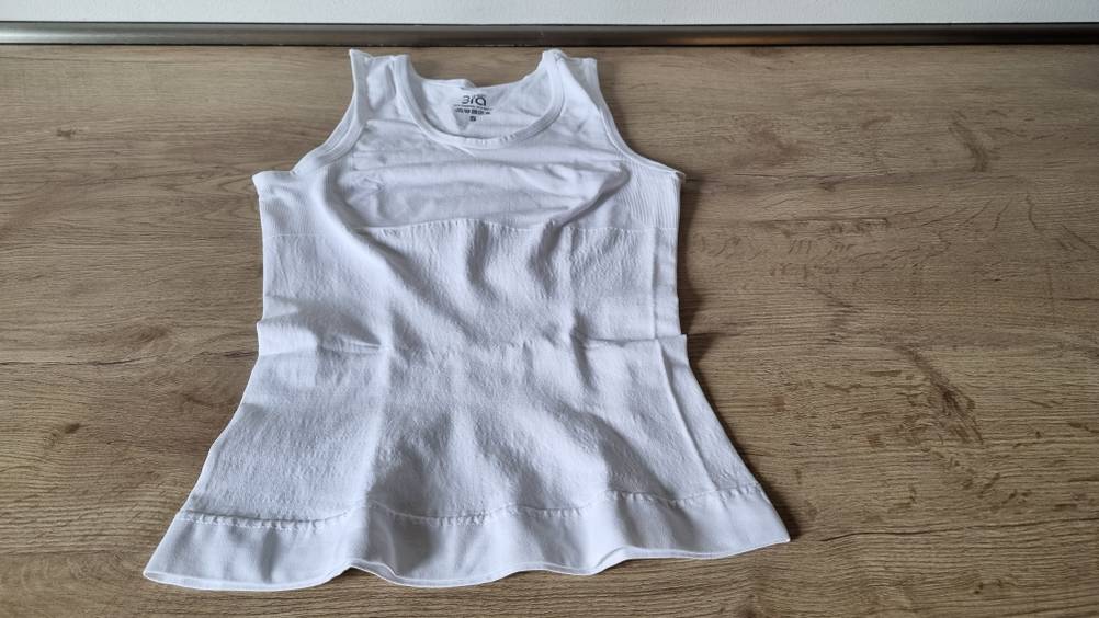 Eine weißes Shapewear Unterhemd.