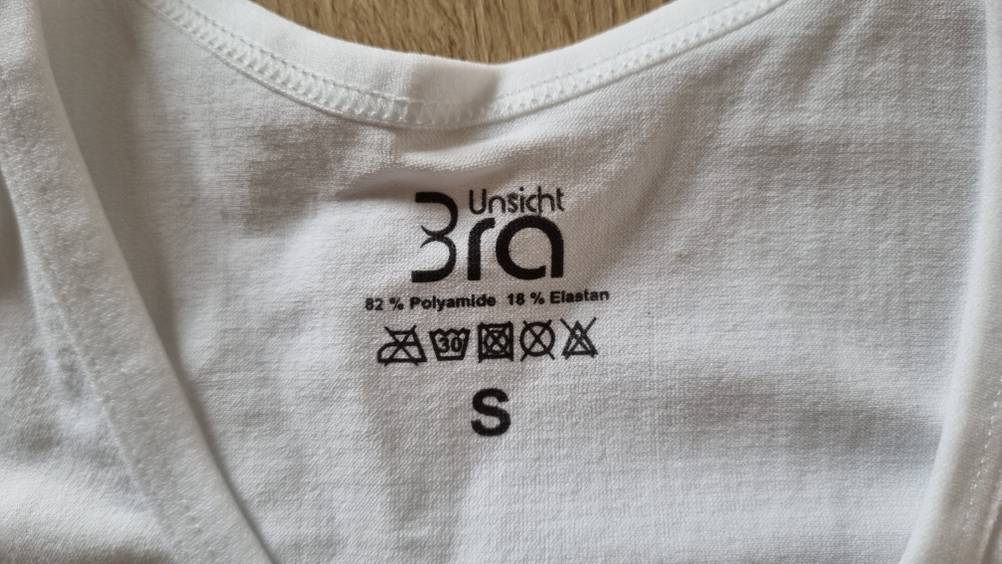 Close-up der Waschsymbole eines Shapewear Unterhemds