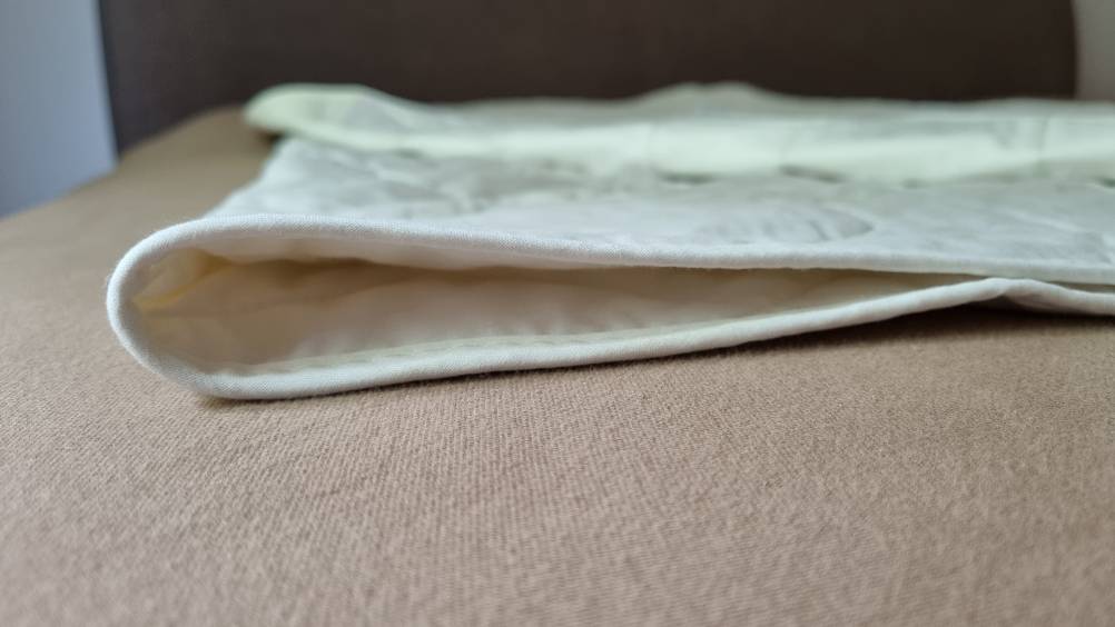 Im Test: Eine dünne, weiße, zusammengefaltete Sommerdecke.