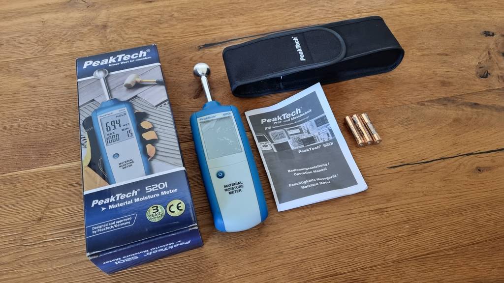 Der Inhalt eines PeakTech Feuchtigkeitsmessgerätes, einschließlich Verpackung. 