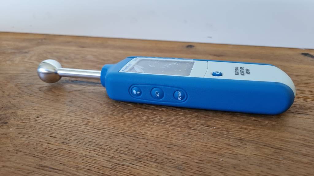 Seitenansicht eines blauen Feuchtigkeitsmessgerätes.