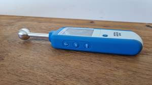 Seitenansicht eines blauen Feuchtigkeitsmessgerätes.