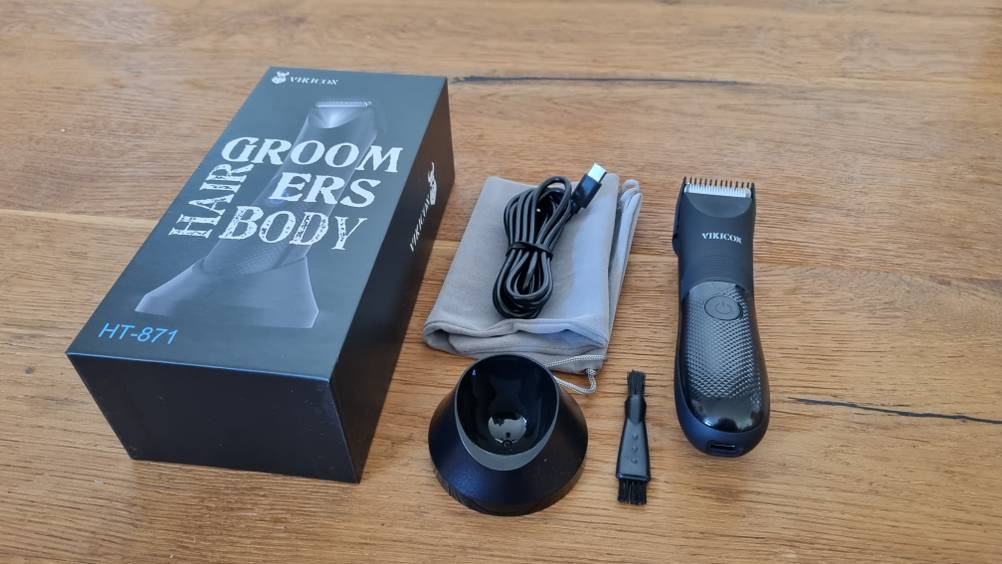 Ein Intimrasierer Set und die Verpackung. 