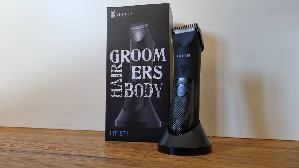 Ein schwarzer Intimrasierer und die Verpackung. 