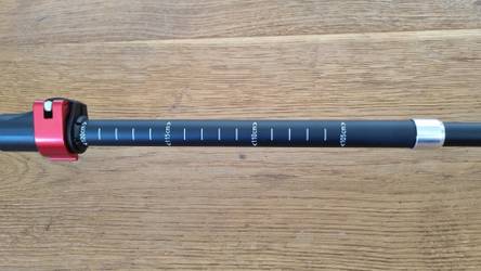 Closeup eines Wanderstockes: Man sieht cm Angaben. 