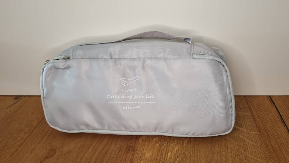 Ein grauer Packwürfel. 
