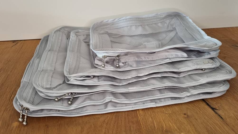 Verschieden große Täschchen eines Packwürfels. 