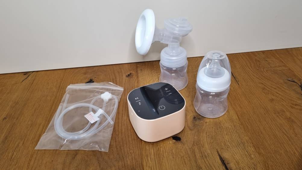 Eine elektrische Milchpumpe und das Zubehör. 