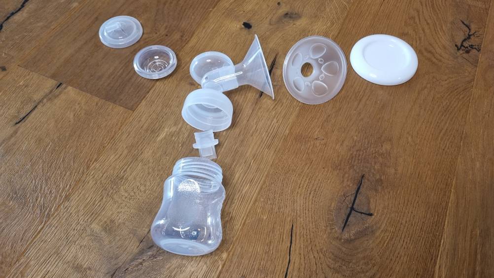 Fläschchen und Zubehör der elektrischen Milchpumpe.