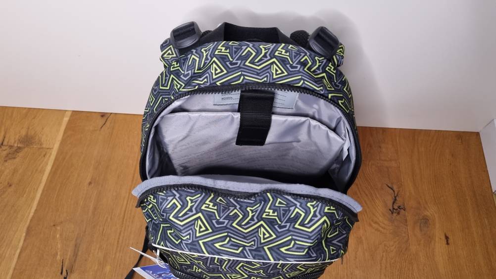 Die Innentaschen eines getesteten Schulrucksacks mit Laptopfach.