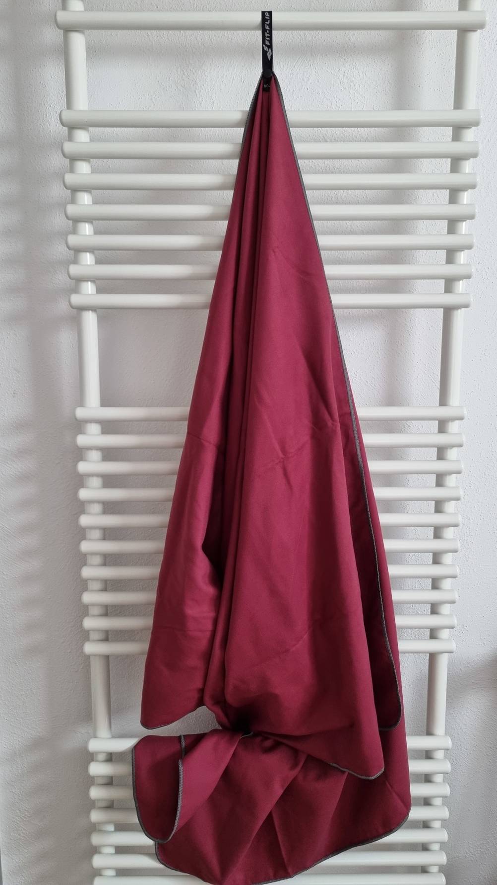 Ein Microfaser-Handtuch hängt in einem Badezimmer. 