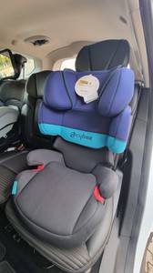 Eine Sitzerhöhung auf einem Autositz.