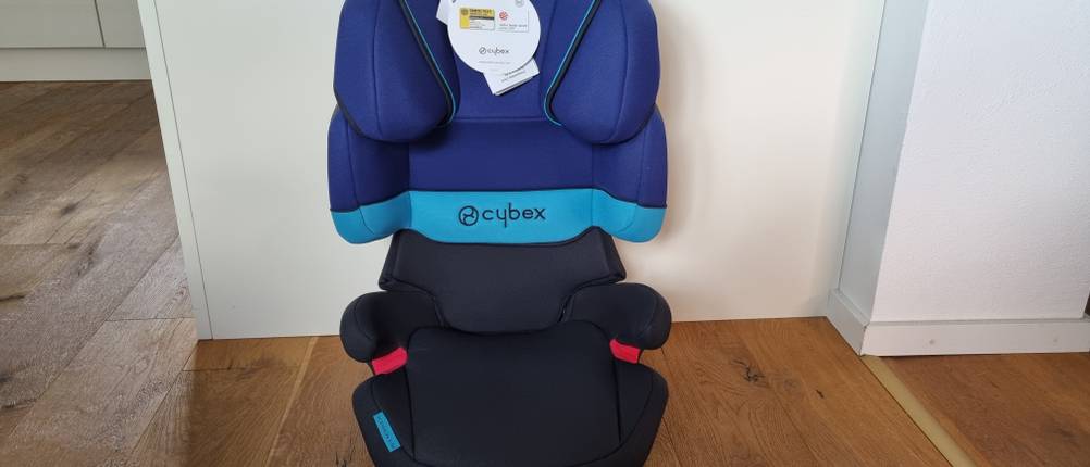 Sitzerhöhung im Test: Ein blau-schwarz gestreifter Kindersitz.