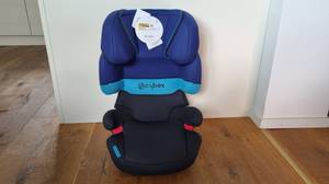 Ein blau-schwarz gestreifter Kindersitz.