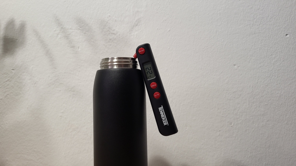 Thermometer in einer geöffneten Edelstahl-Trinkflasche