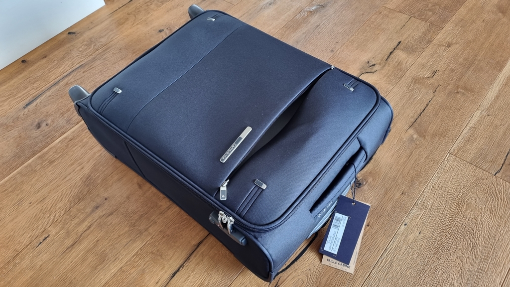 Getesteter Samsonite-Koffer liegt auf dem Boden.