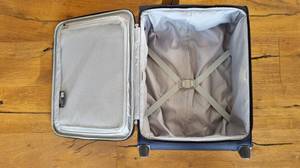 Koffer geöffnet, mit Sicherungsgurt für Kleidung