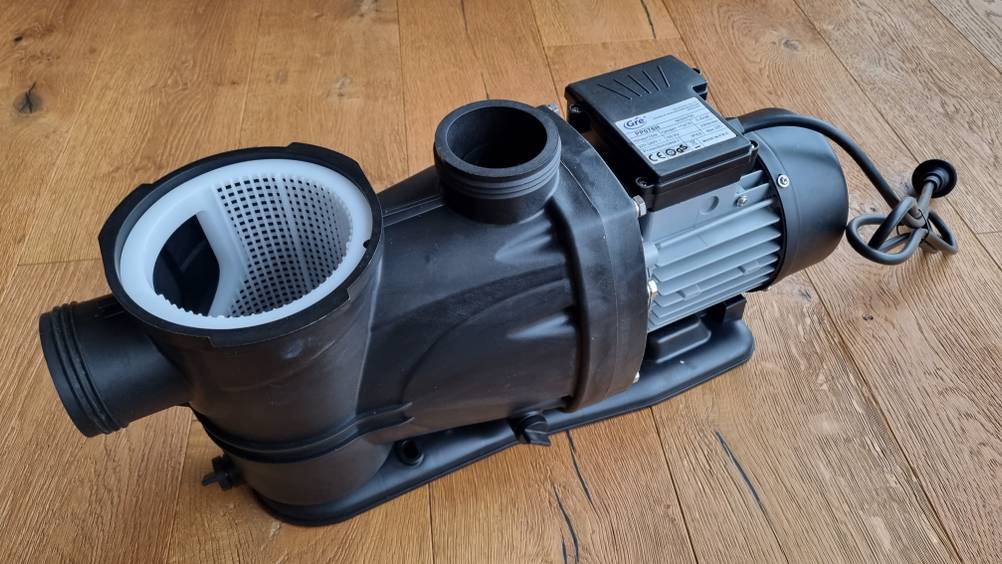 Eine schwarze Poolpumpe. 