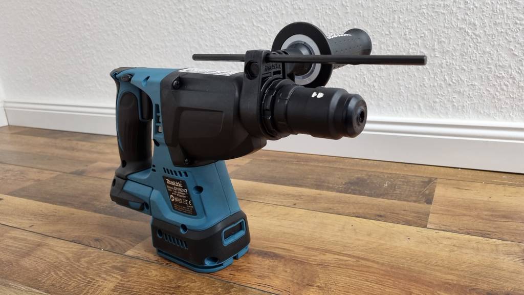 Rückseite des blauen Makita-Akku-Bohrer.