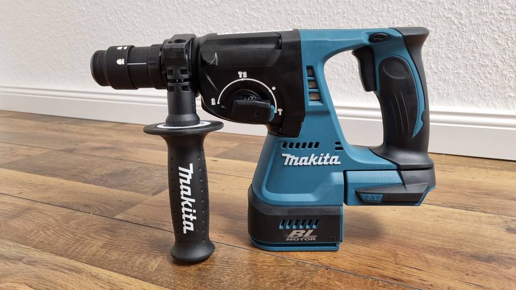 Ein blauer Makita-Akku-Bohrer