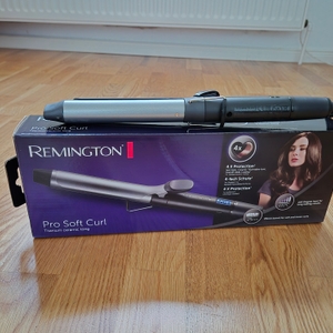 Der Lockenstab von Remington liegt auf seiner Verpackung.