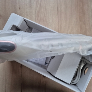 Der Philips Auto Curler 8000 ist sorgfältig verpackt.