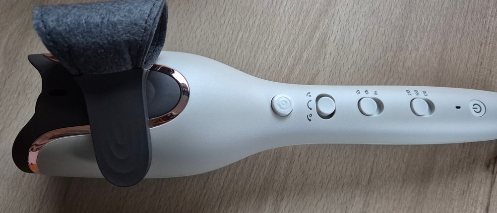 Zum Philips Auto Curler 8000 gehört ein Filzschutz, der den Heizstab reinigt und vor Staub bewahrt.