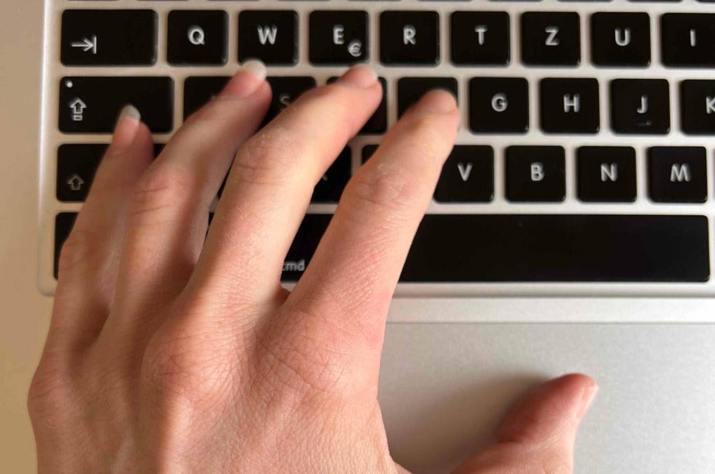 Apple MacBook im Test: Eine Hand auf der Tastatur des MacBooks