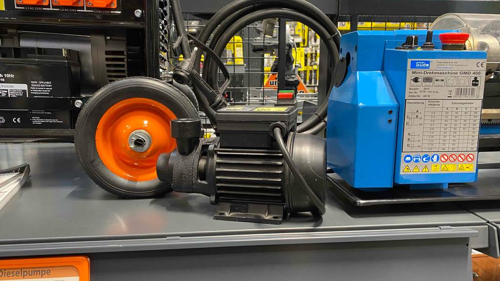 Eine getestete Dieselpumpe von der Seite ersichtlich in einem Regal stehend.