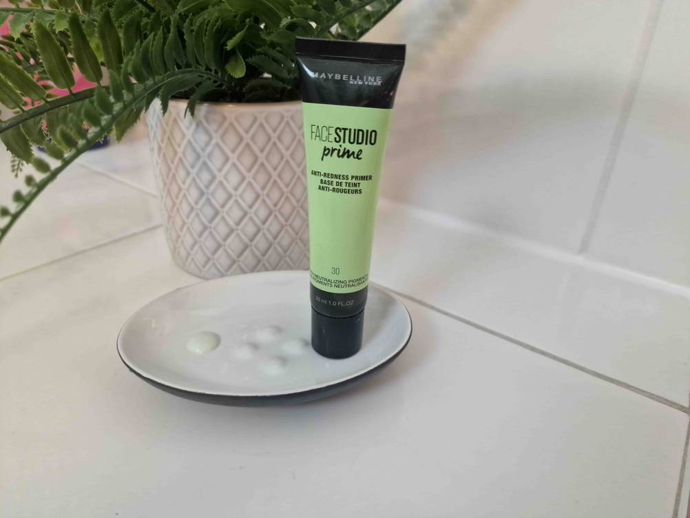 Make-up-Primer Verpackung und ein Tropfen in einem Schälchen.