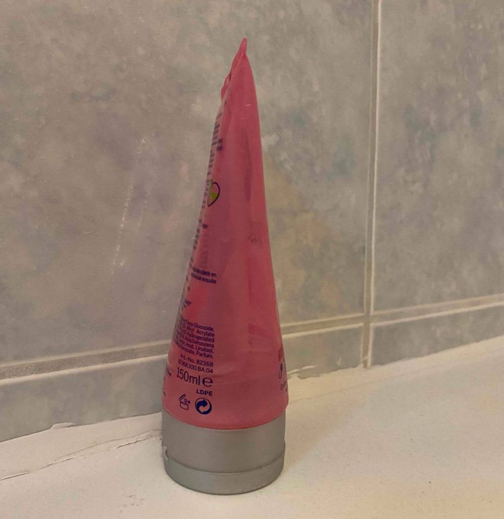 Waschgel im Test: ein Waschgel von der Seite ersichtlich, ist auf einem Badewannenrand platziert.
