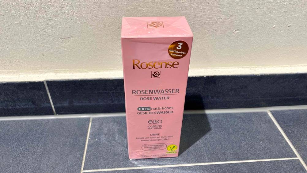 Rosenwasser getestet: Rosenwasser von Rosense 100 % natürliches Gesichtswasser verpackt auf einem Fliesenboden stehend.