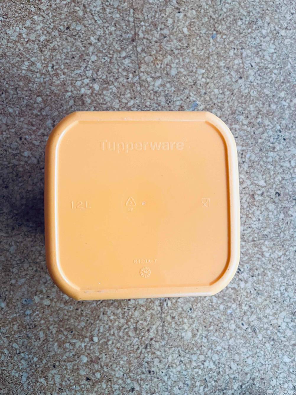Eine getestete Tupperware von oben mit einem gelben Deckel.