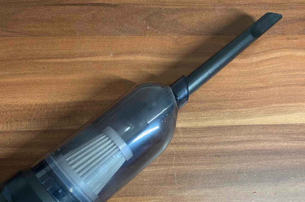 Ein getesteter Handstaubsauger auf einer Holzoberfläche.